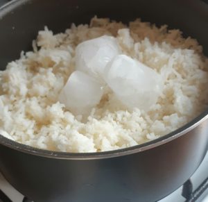 como esquentar o arroz de ontem